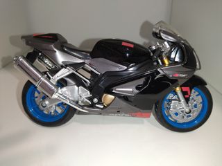 Aprilia RSV1000 a escala 1/12
