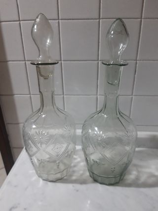 Nr 2 bottiglie con tappo e decorazioni a rilievo. 