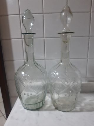 Nr 2 bottiglie con tappo e decorazioni a rilievo. 