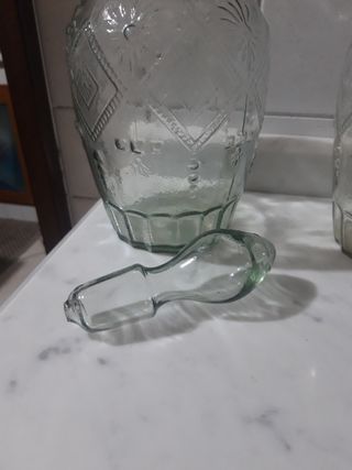 Nr 2 bottiglie con tappo e decorazioni a rilievo. 