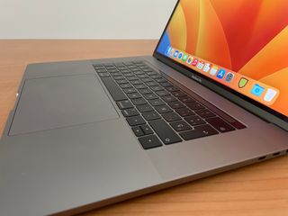 MacBook Pro 15", Core i7, 16 GB RAM, 512 GB SSD