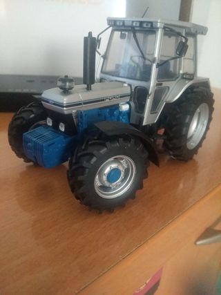 tractor Ford 7810 escala miniatura