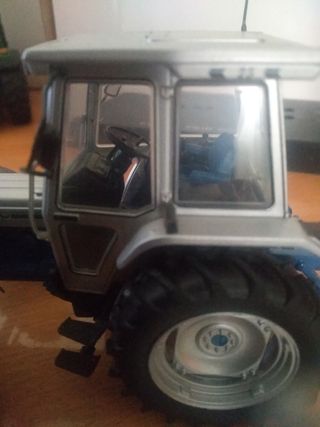 tractor Ford 7810 escala miniatura