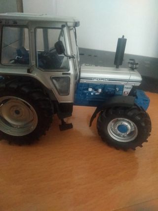 tractor Ford 7810 escala miniatura