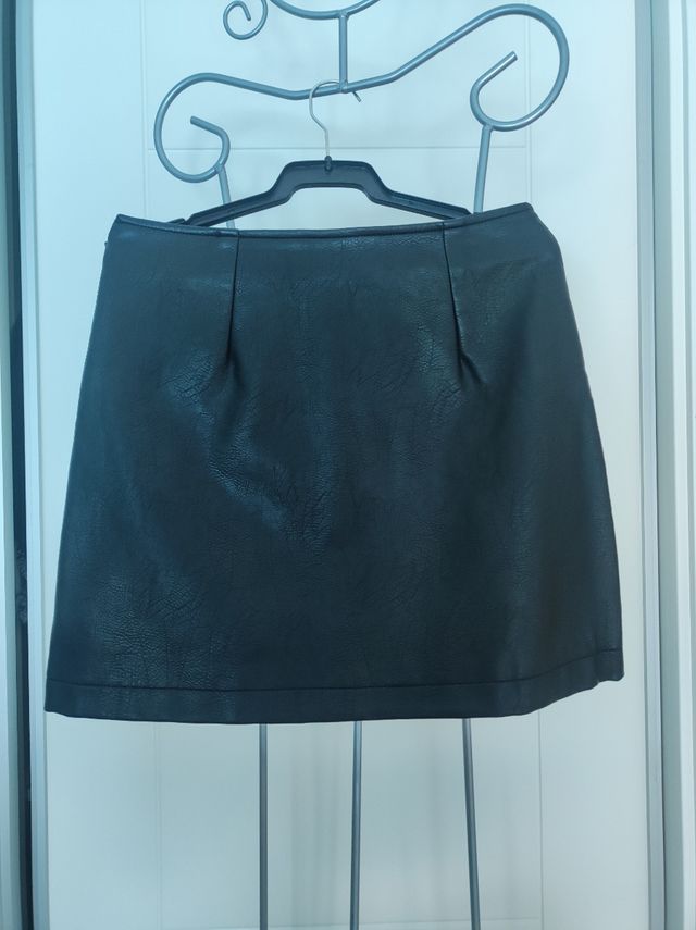 Falda polipiel bordada