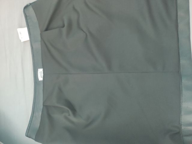 Falda polipiel bordada