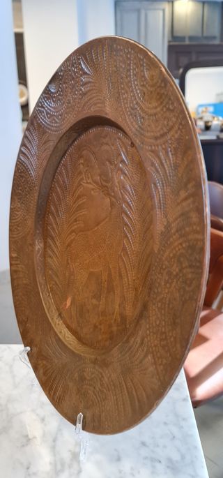 Plato de cobre repujado