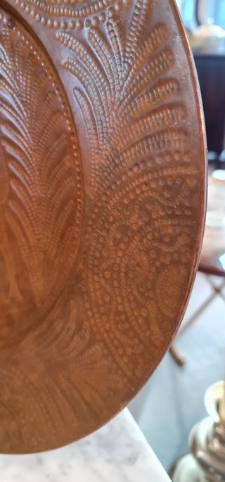 Plato de cobre repujado