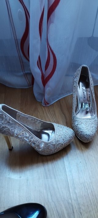 Zapatos de tacón, elegantes para fiesta