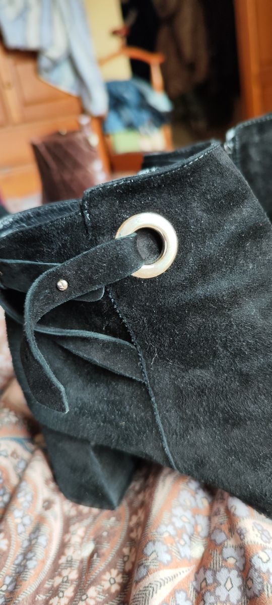 Botín negro de ante