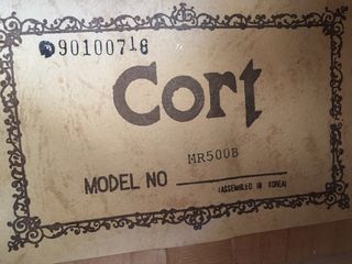 Guitarra electroacústica CORT y ampli Laney.