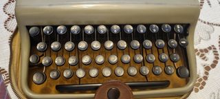 Maquina de escribir Olivetti Pluma 22