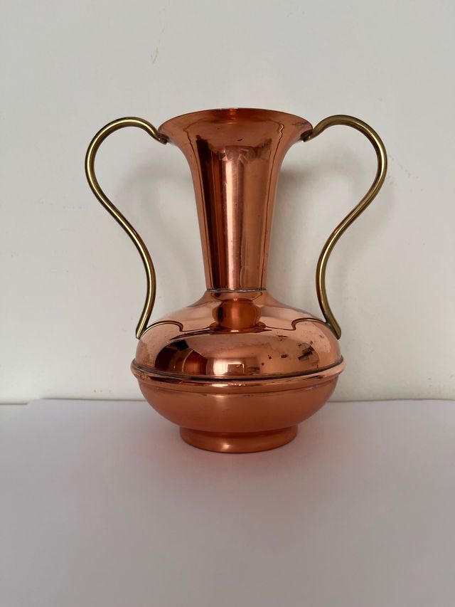 LOTE  de dos artículos:Cubeta y jarra  de cobre