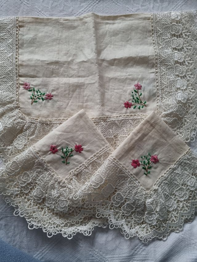 Tris centrini ricamati a mano