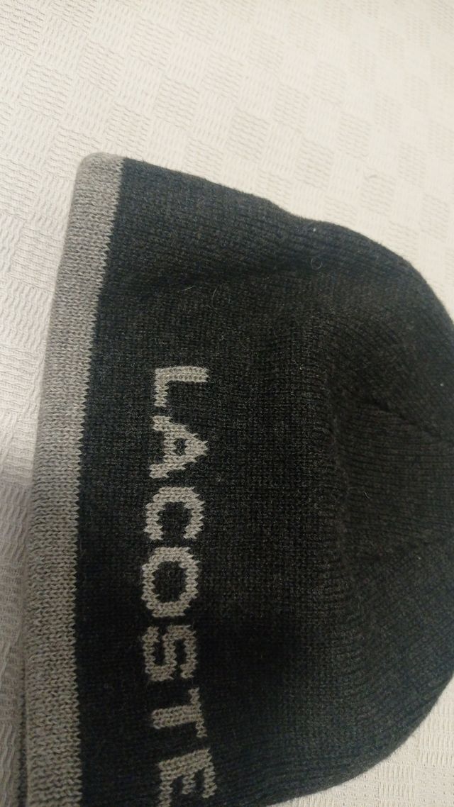 Gorro Lacoste.