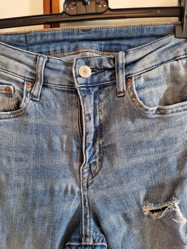 Jeans slim fit strappati aperti sul ginocchio