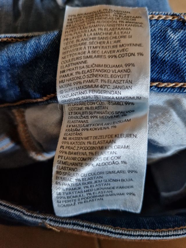 Jeans slim fit strappati aperti sul ginocchio