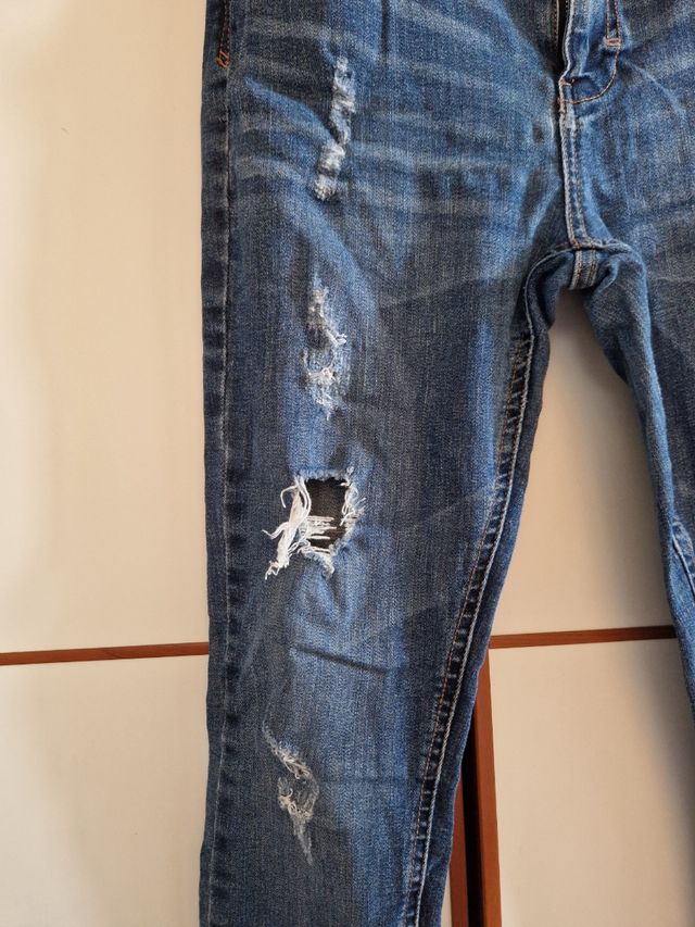 Jeans skinny strappati