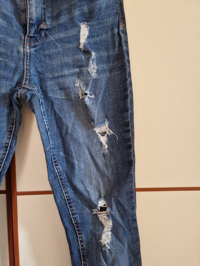 Jeans skinny strappati