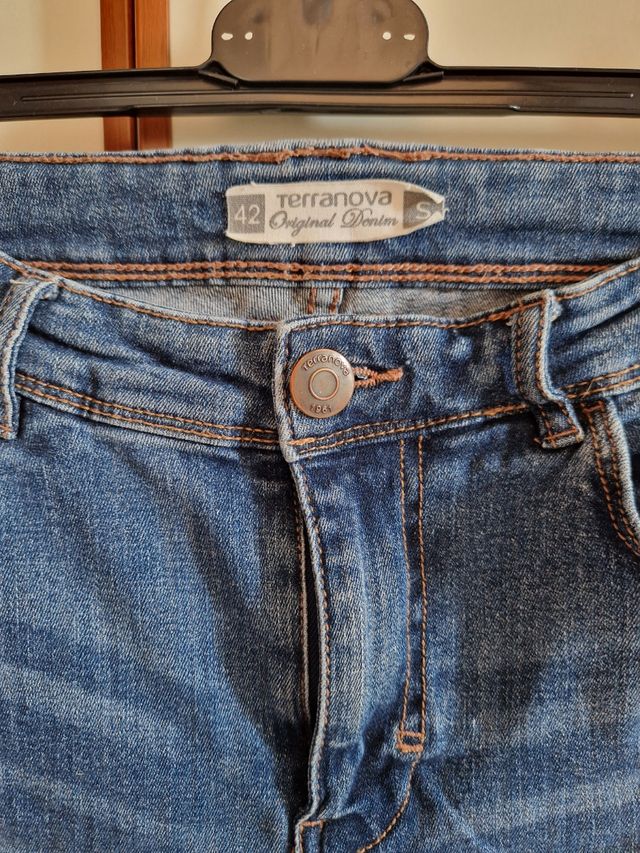 Jeans skinny strappati