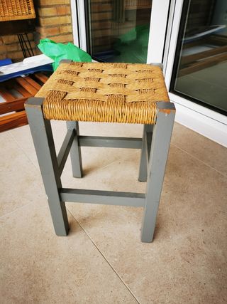 Taburete bajo de madera