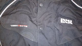 chaqueta y pantalón protección moto. IXS negra
