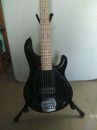 Bajo Sterling 5 cuerdas. Venta en persona.
