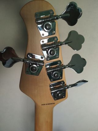 Bajo Sterling 5 cuerdas. Venta en persona.
