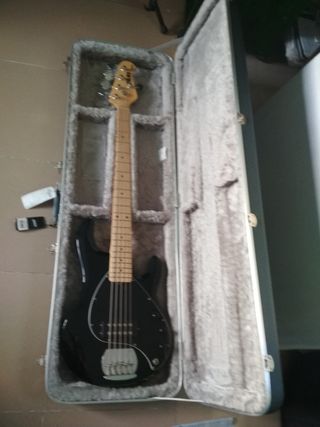 Bajo Sterling 5 cuerdas. Venta en persona.