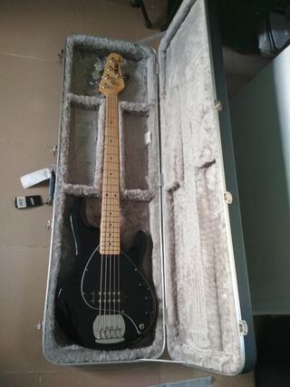 Bajo Sterling 5 cuerdas. Venta en persona.
