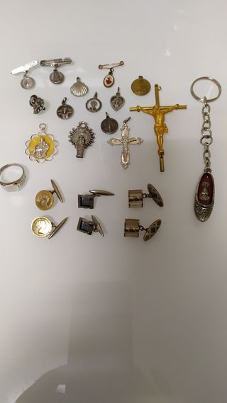Nº 068.- Gemelos antiguos, medallas, llavero