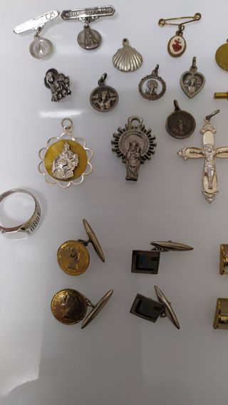 Nº 068.- Gemelos antiguos, medallas, llavero