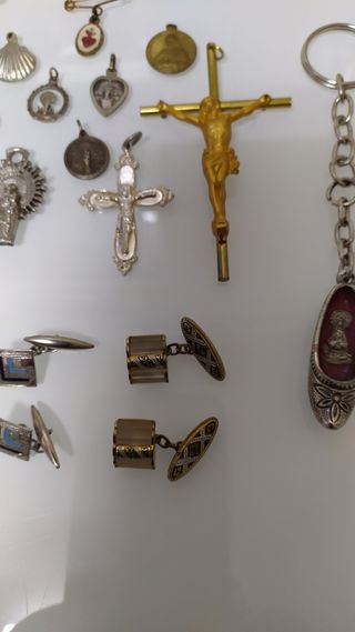 Nº 068.- Gemelos antiguos, medallas, llavero