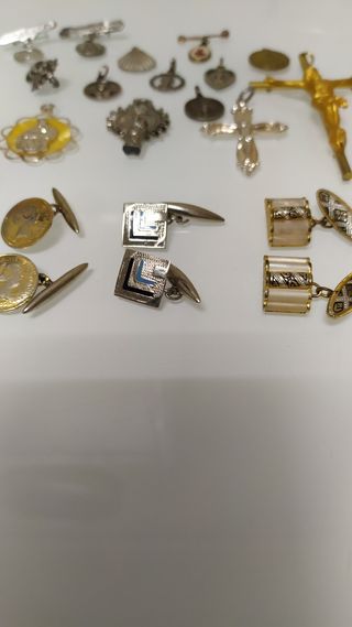 Nº 068.- Gemelos antiguos, medallas, llavero