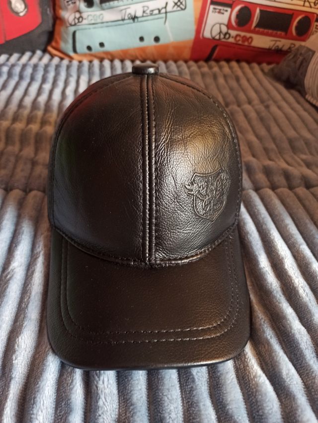 Gorra color negro piel vacuno auténtica