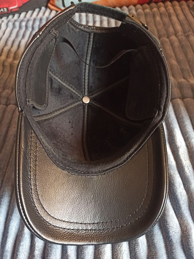 Gorra color negro piel vacuno auténtica