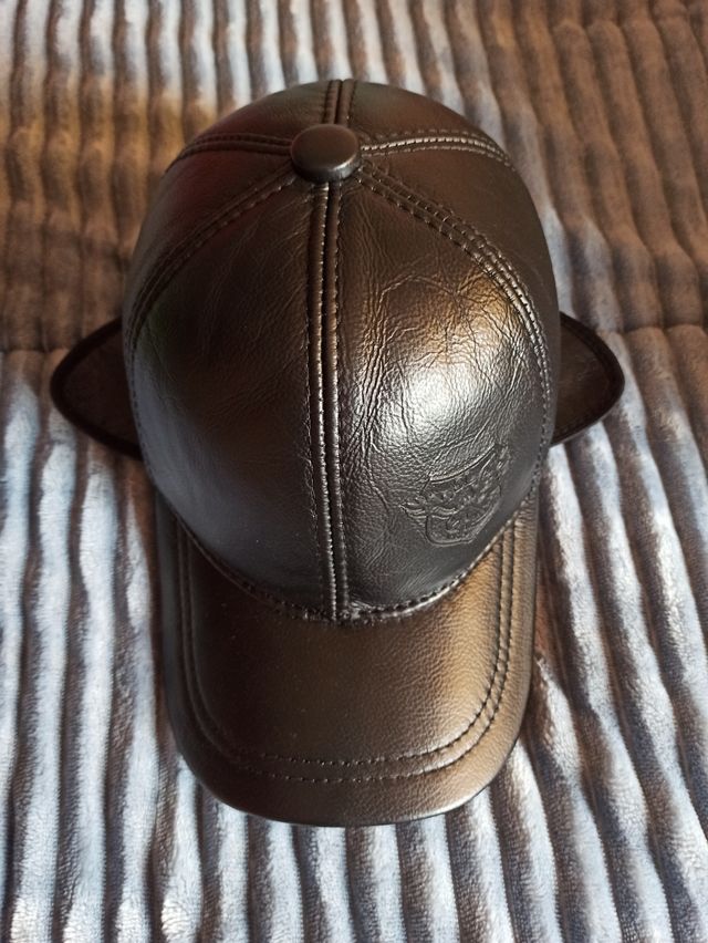 Gorra color negro piel vacuno auténtica