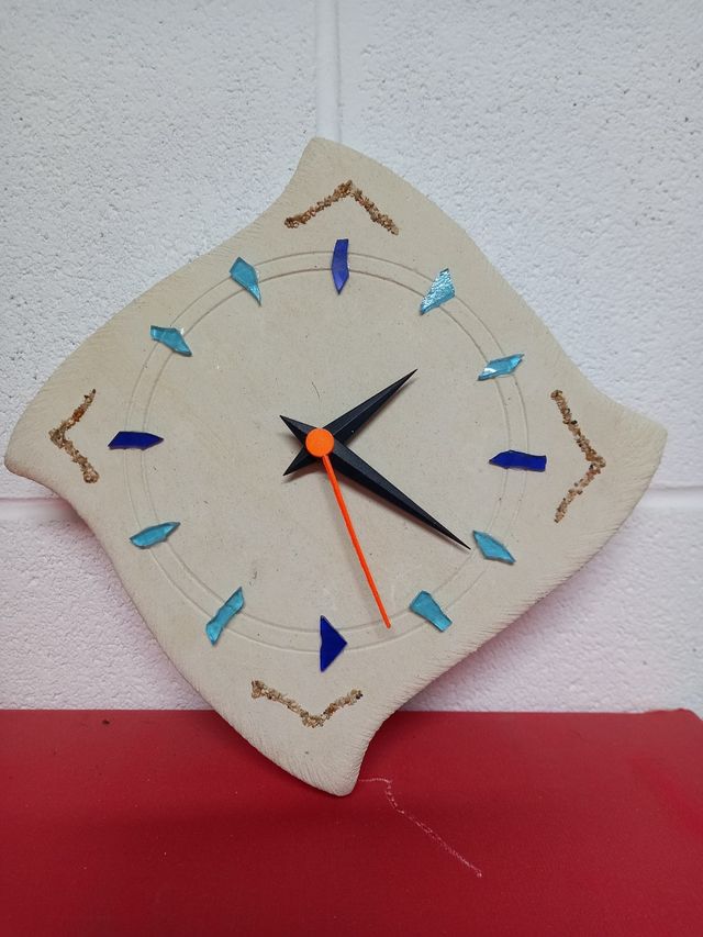 Originale orologio da parete in pietra e vetro