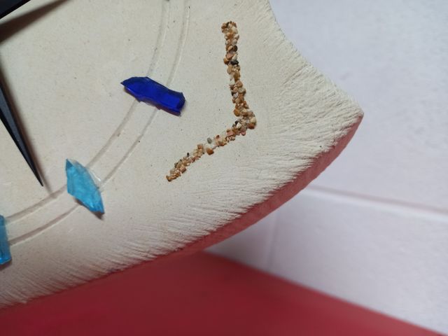 Originale orologio da parete in pietra e vetro