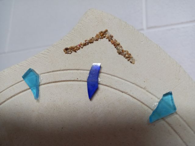 Originale orologio da parete in pietra e vetro