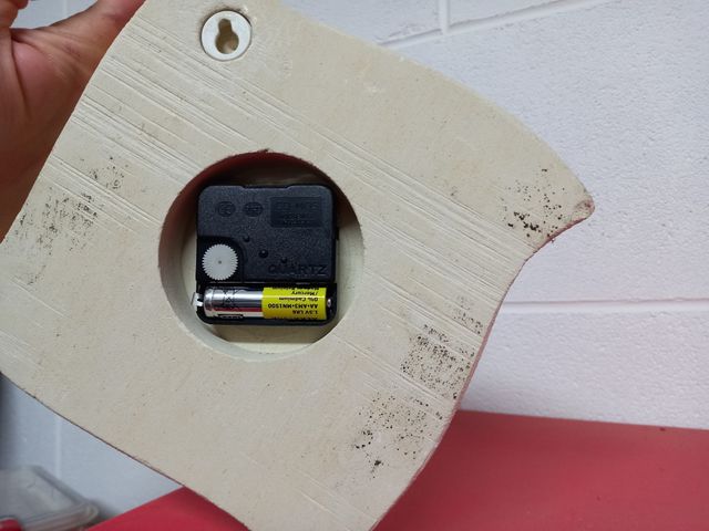 Originale orologio da parete in pietra e vetro