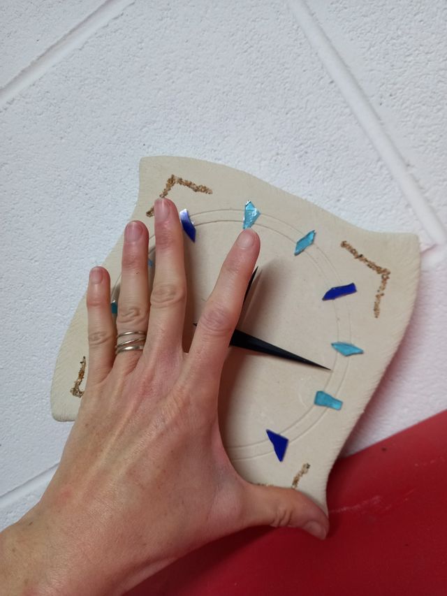 Originale orologio da parete in pietra e vetro