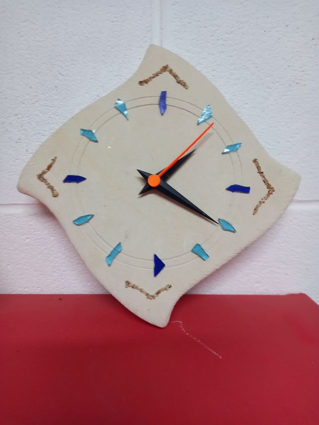 Originale orologio da parete in pietra e vetro