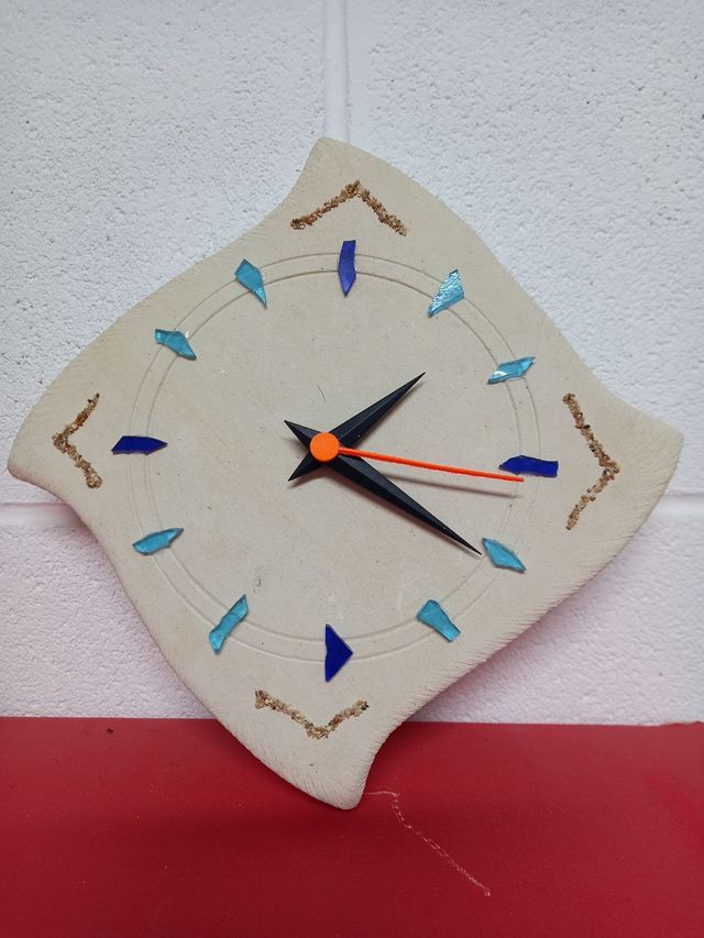 Originale orologio da parete in pietra e vetro