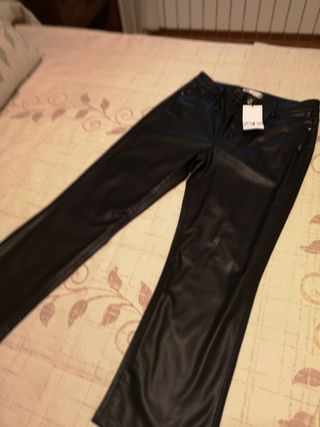 Pantalón de tiro alto efecto piel. Nuevo con etiqu
