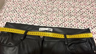 Pantalón de tiro alto efecto piel. Nuevo con etiqu