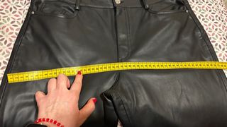 Pantalón de tiro alto efecto piel. Nuevo con etiqu