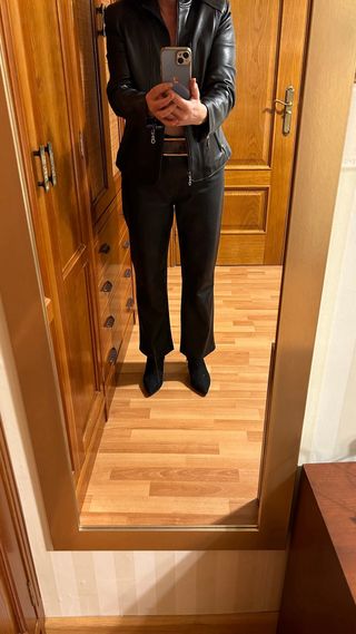 Pantalón de tiro alto efecto piel. Nuevo con etiqu