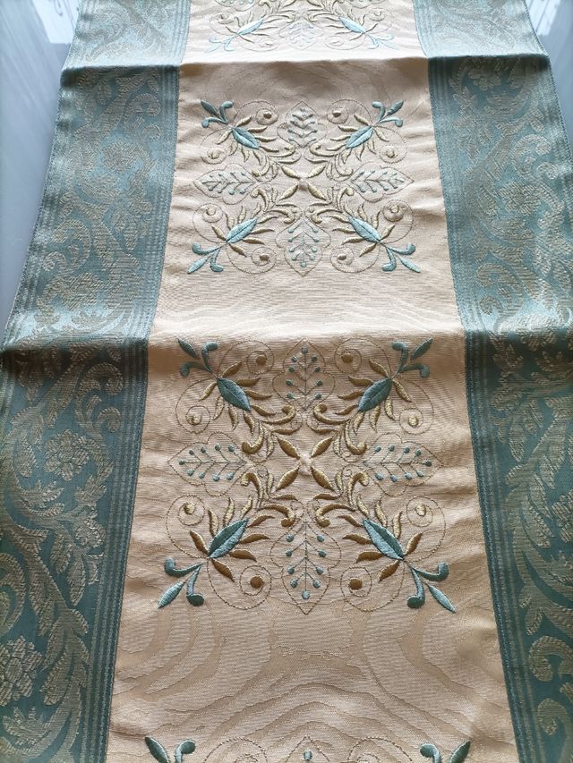 striscia doppia in seta ricamata .