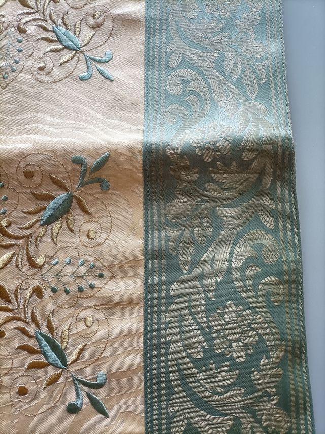 striscia doppia in seta ricamata .